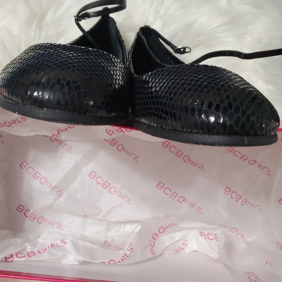 BCBG Vintage Snakeskin Flats NWOT - Picture 5 of 8